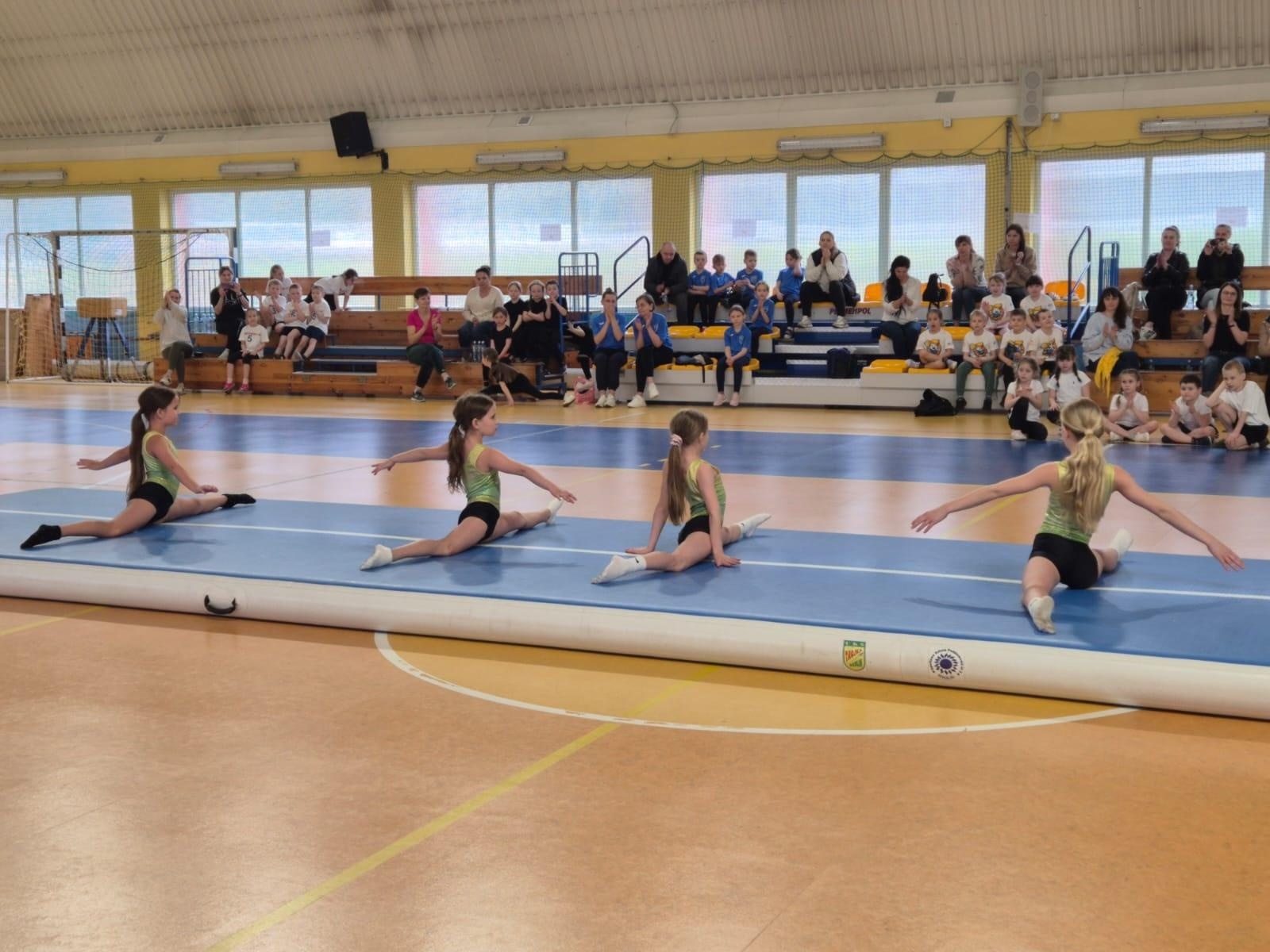 Zdjęcie w galerii na portalu naszwodzislaw.com: Festiwal dziecięcej energii. Przedszkolaki przejęły sportową halę [FOTO] wiadomości z regionu
