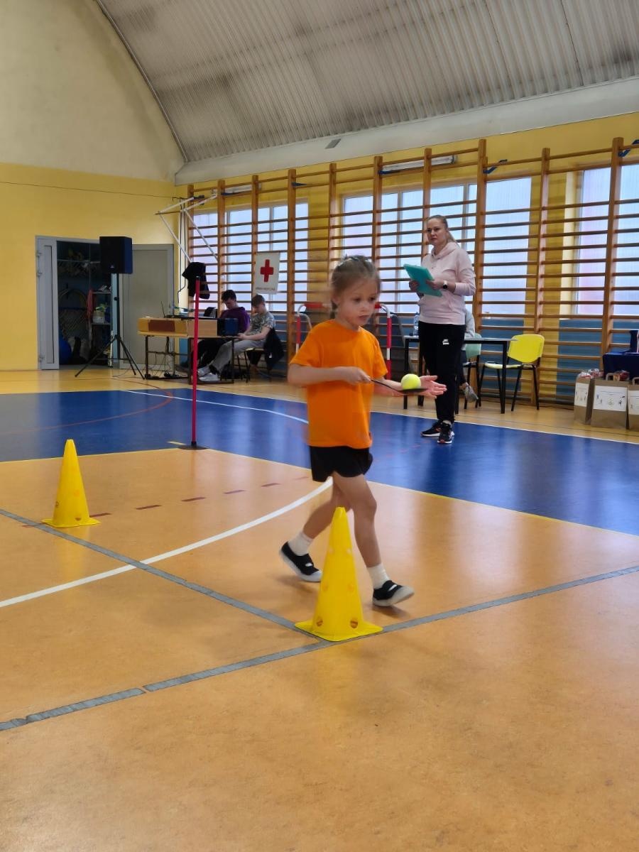 Zdjęcie w galerii na portalu naszwodzislaw.com: Festiwal dziecięcej energii. Przedszkolaki przejęły sportową halę [FOTO] wiadomości z regionu