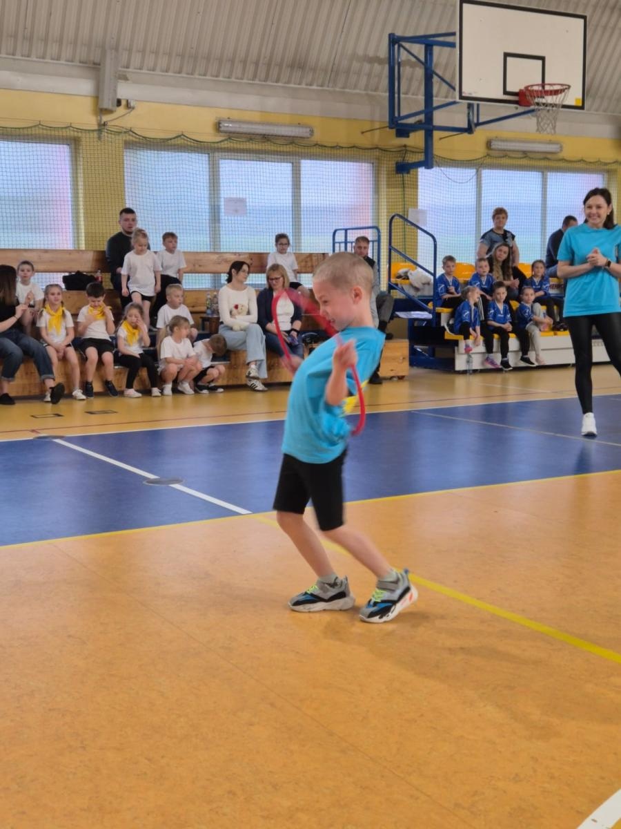 Zdjęcie w galerii na portalu naszwodzislaw.com: Festiwal dziecięcej energii. Przedszkolaki przejęły sportową halę [FOTO] wiadomości z regionu
