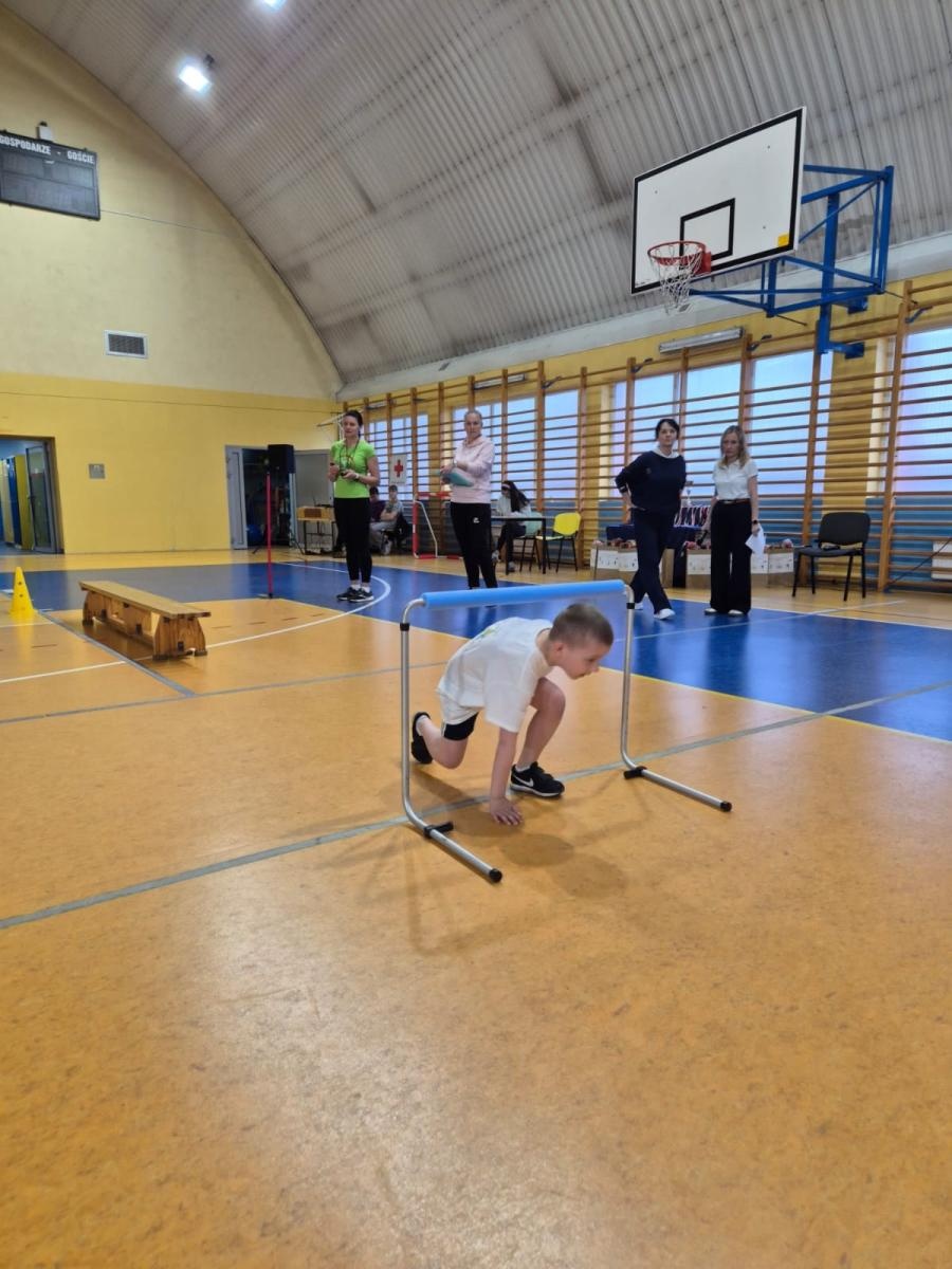 Zdjęcie w galerii na portalu naszwodzislaw.com: Festiwal dziecięcej energii. Przedszkolaki przejęły sportową halę [FOTO] wiadomości z regionu