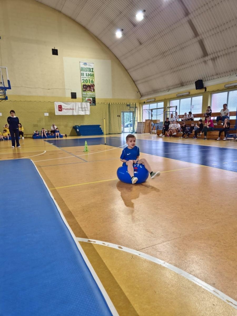 Zdjęcie w galerii na portalu naszwodzislaw.com: Festiwal dziecięcej energii. Przedszkolaki przejęły sportową halę [FOTO] wiadomości z regionu
