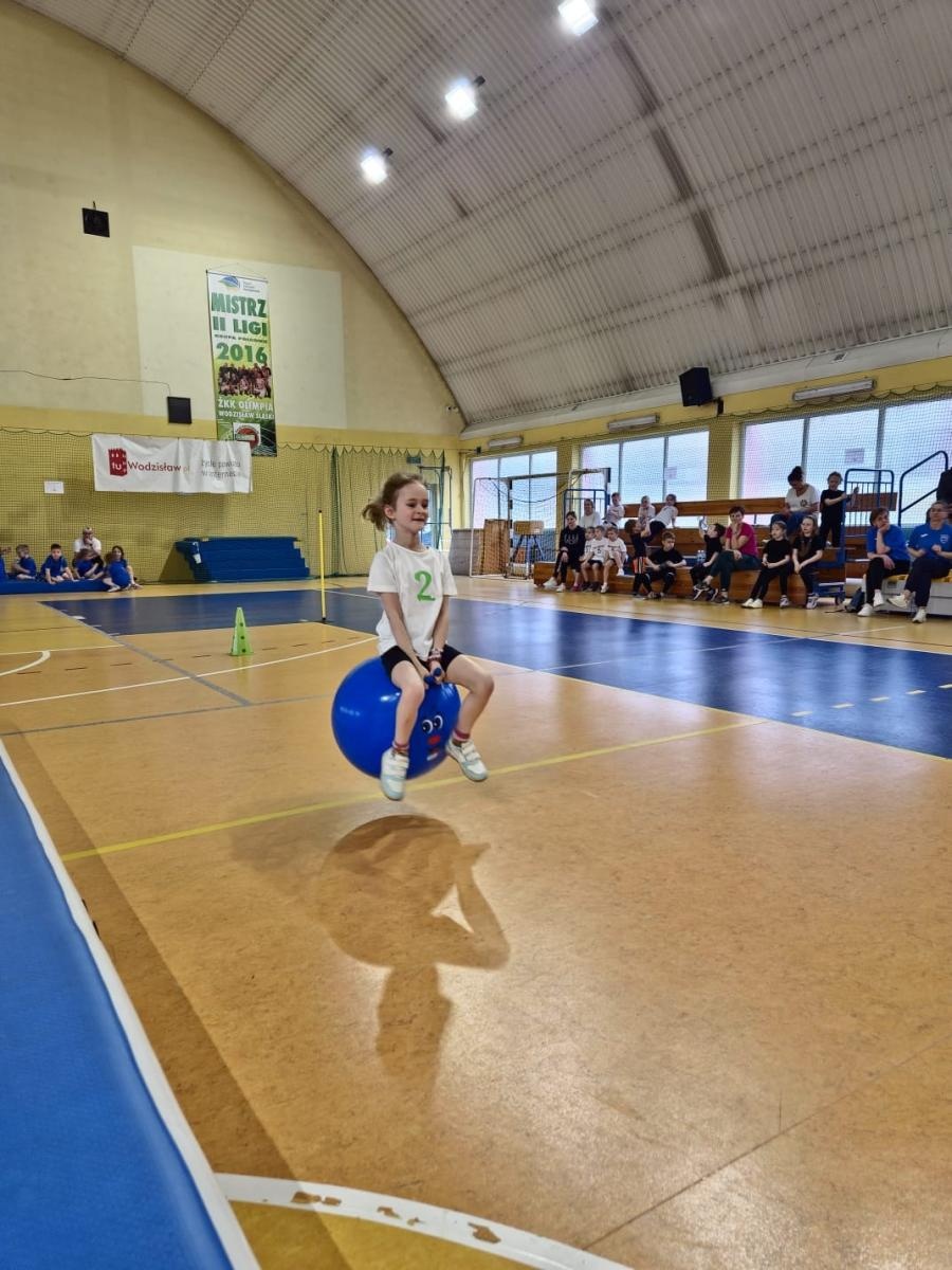 Zdjęcie w galerii na portalu naszwodzislaw.com: Festiwal dziecięcej energii. Przedszkolaki przejęły sportową halę [FOTO] wiadomości z regionu