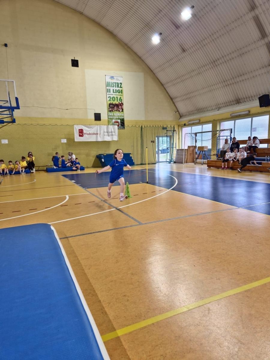 Zdjęcie w galerii na portalu naszwodzislaw.com: Festiwal dziecięcej energii. Przedszkolaki przejęły sportową halę [FOTO] wiadomości z regionu