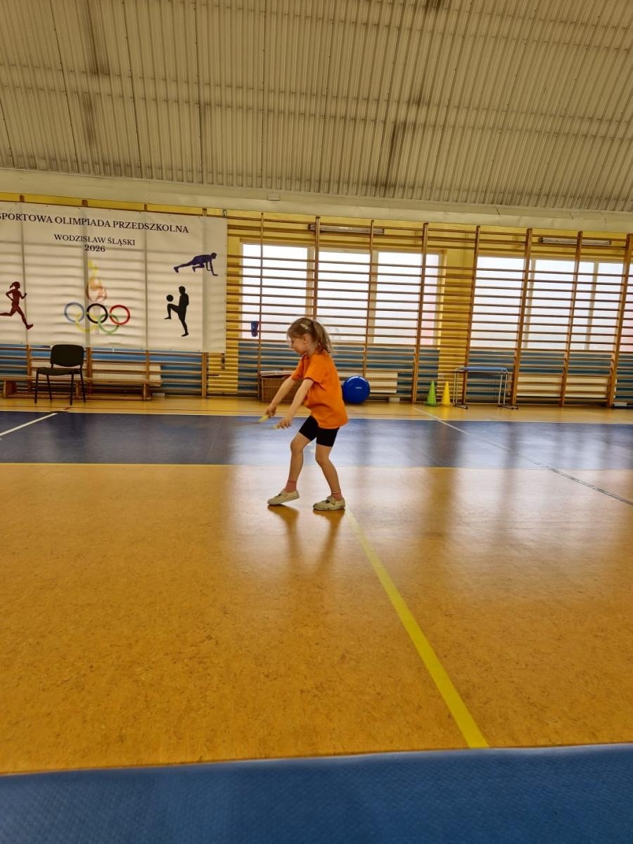 Zdjęcie w galerii na portalu naszwodzislaw.com: Festiwal dziecięcej energii. Przedszkolaki przejęły sportową halę [FOTO] wiadomości z regionu
