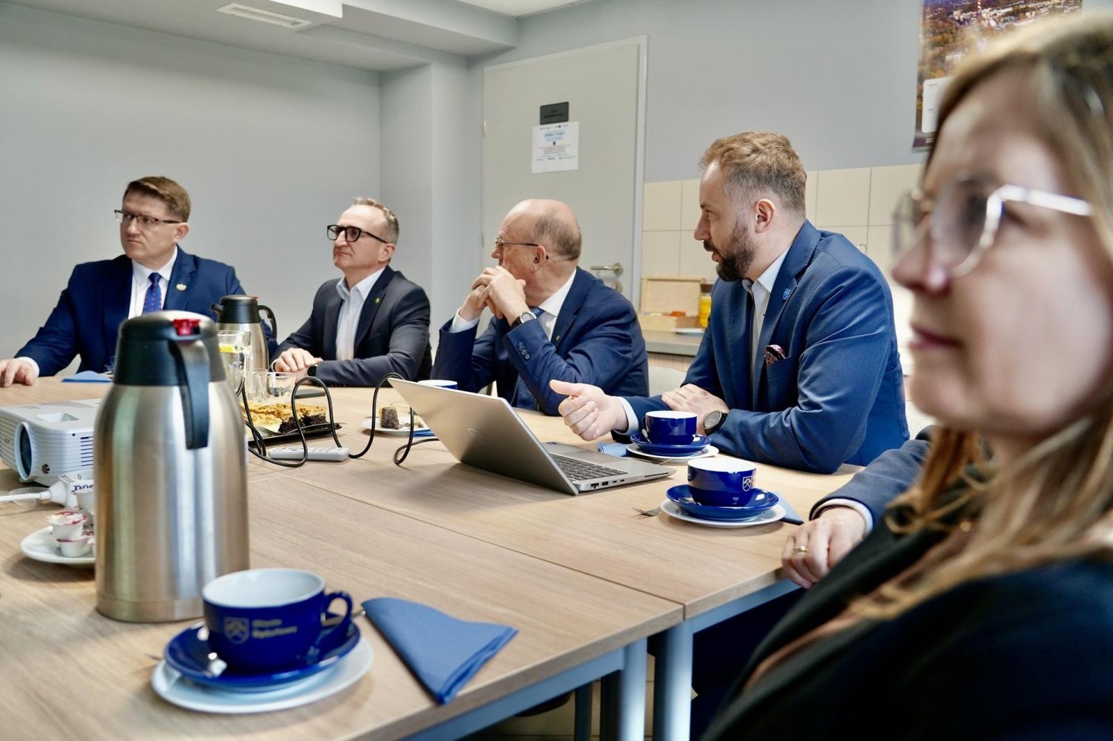 Zdjęcie w galerii na portalu naszwodzislaw.com: Od ochrony środowiska po zarządzanie kryzysowe. Ważna wizyta w Rydułtowach [FOTO] wiadomości z regionu