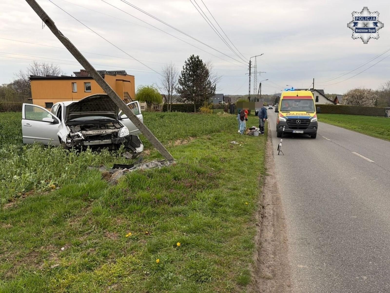 Zdjęcie w galerii na portalu naszwodzislaw.com: Wypadek na ul. Chrobrego. Osobówka uderzyła w słup po zderzeniu z ciągnikiem wiadomości z regionu