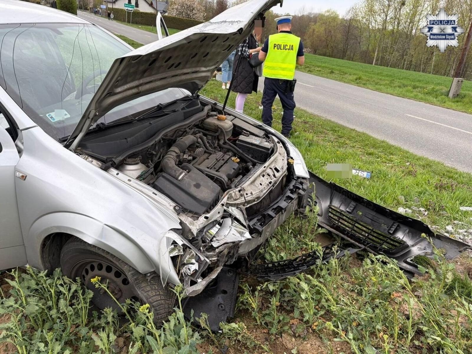 Zdjęcie w galerii na portalu naszwodzislaw.com: Wypadek na ul. Chrobrego. Osobówka uderzyła w słup po zderzeniu z ciągnikiem wiadomości z regionu