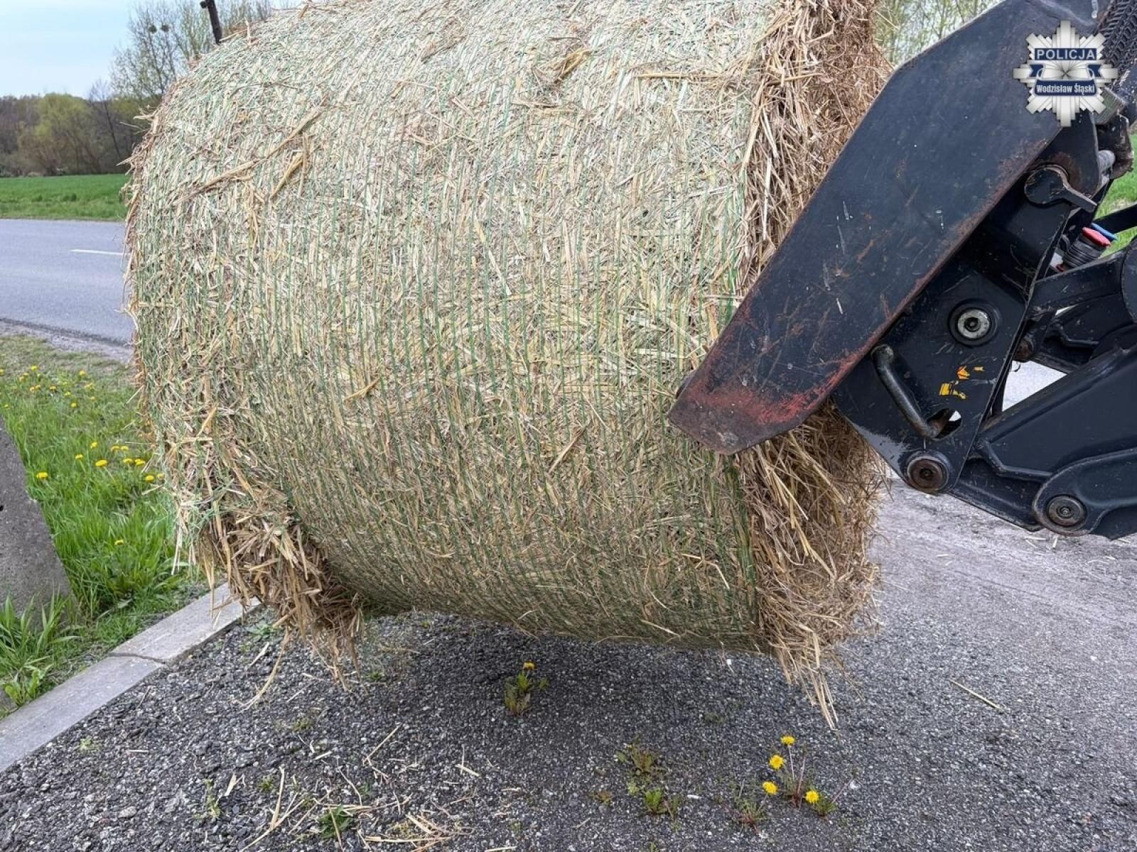 Zdjęcie w galerii na portalu naszwodzislaw.com: Wypadek na ul. Chrobrego. Osobówka uderzyła w słup po zderzeniu z ciągnikiem wiadomości z regionu