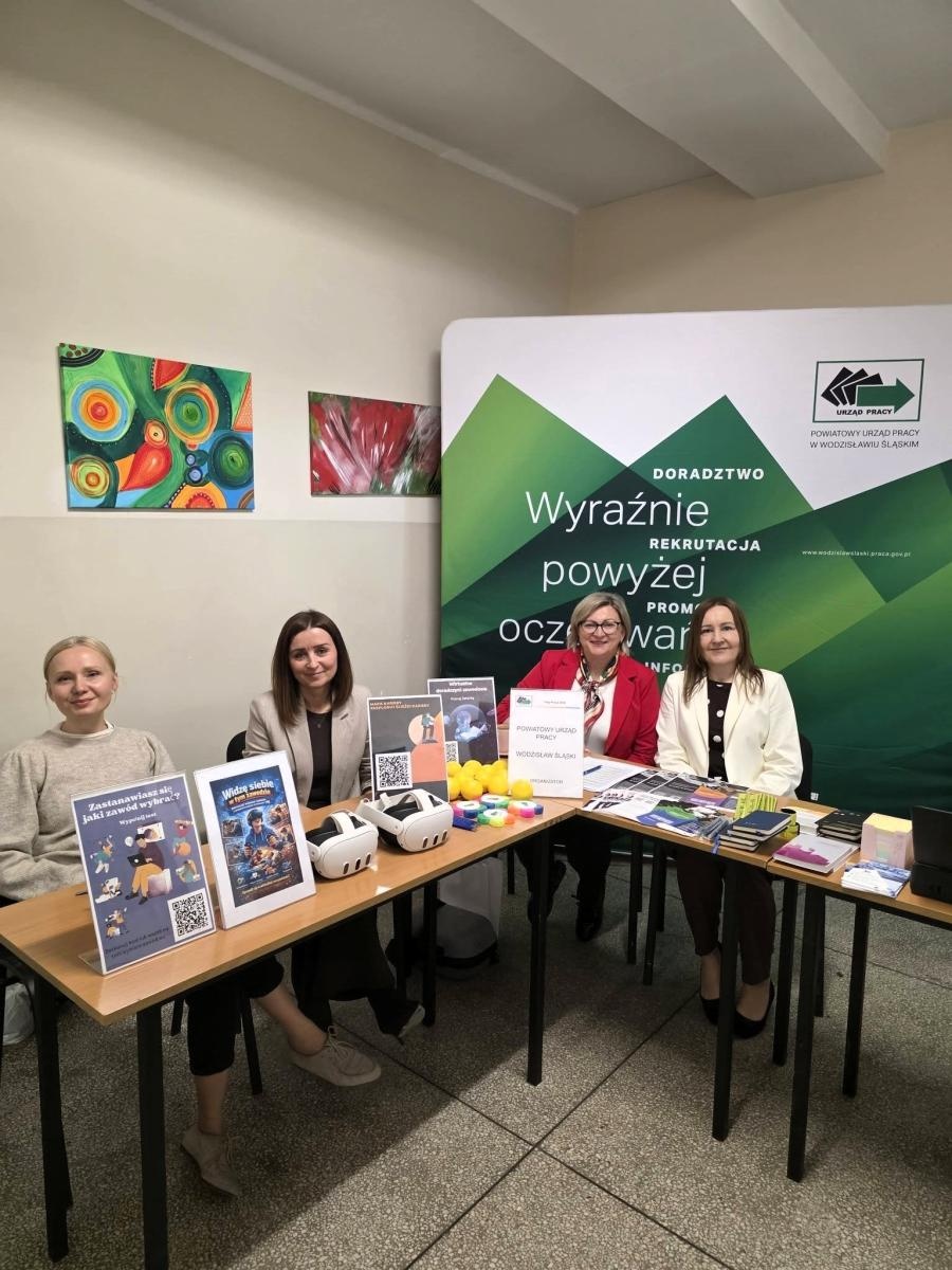 Zdjęcie w galerii na portalu naszwodzislaw.com: Targi Pracy i Edukacji w Wodzisławiu Śląskim. Setki ofert i możliwości rozwoju [FOTO] wiadomości z regionu