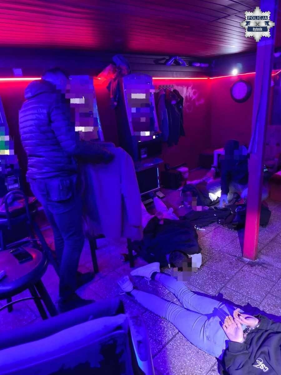 Zdjęcie w galerii na portalu naszwodzislaw.com: Nielegalny hazard, poszukiwani i narkotyki w jednym z salonów gier wiadomości z regionu