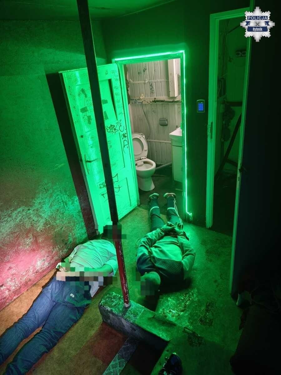 Zdjęcie w galerii na portalu naszwodzislaw.com: Nielegalny hazard, poszukiwani i narkotyki w jednym z salonów gier wiadomości z regionu