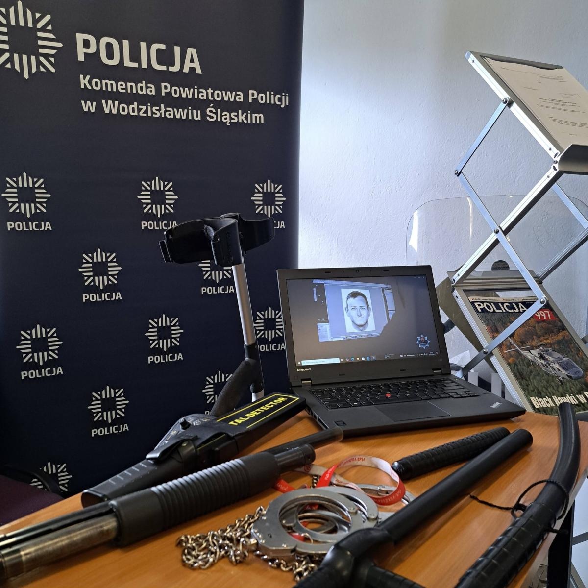 Zdjęcie w galerii na portalu naszwodzislaw.com: Praca, edukacja i mundur. Policja rekrutowała podczas targów w Wodzisławiu Śląskim wiadomości z regionu