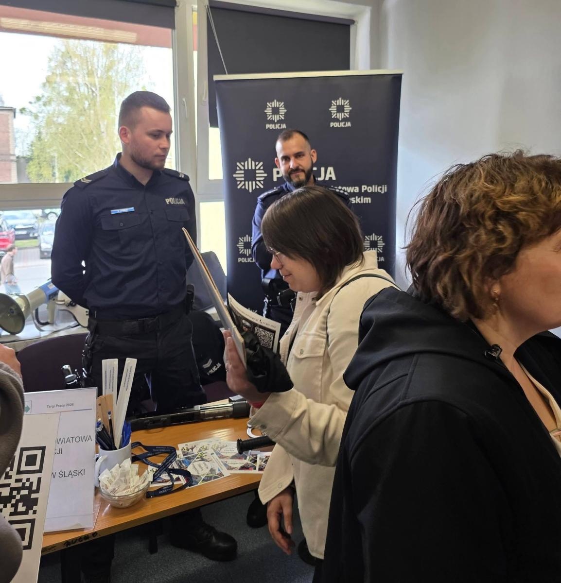 Zdjęcie w galerii na portalu naszwodzislaw.com: Praca, edukacja i mundur. Policja rekrutowała podczas targów w Wodzisławiu Śląskim wiadomości z regionu