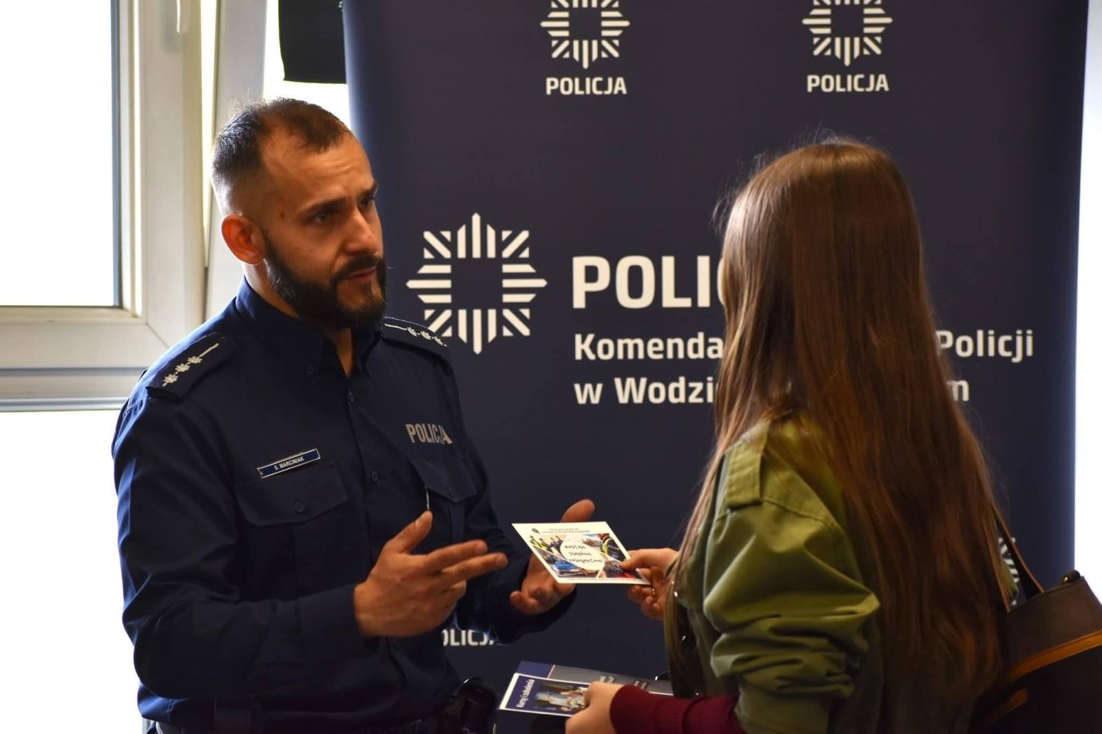 Zdjęcie w galerii na portalu naszwodzislaw.com: Praca, edukacja i mundur. Policja rekrutowała podczas targów w Wodzisławiu Śląskim wiadomości z regionu