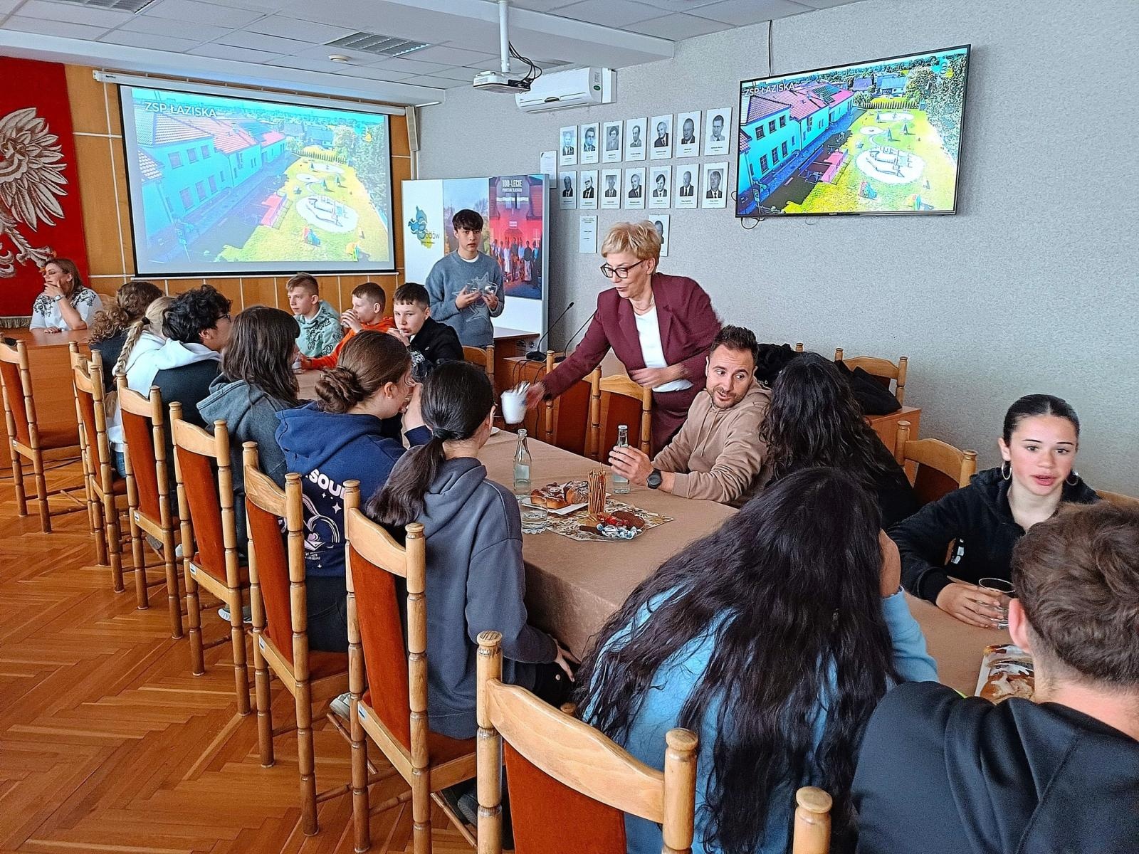 Zdjęcie w galerii na portalu naszwodzislaw.com: Od jaskiń po śląskie kluski. Międzynarodowa wymiana w Skrzyszowie wiadomości z regionu