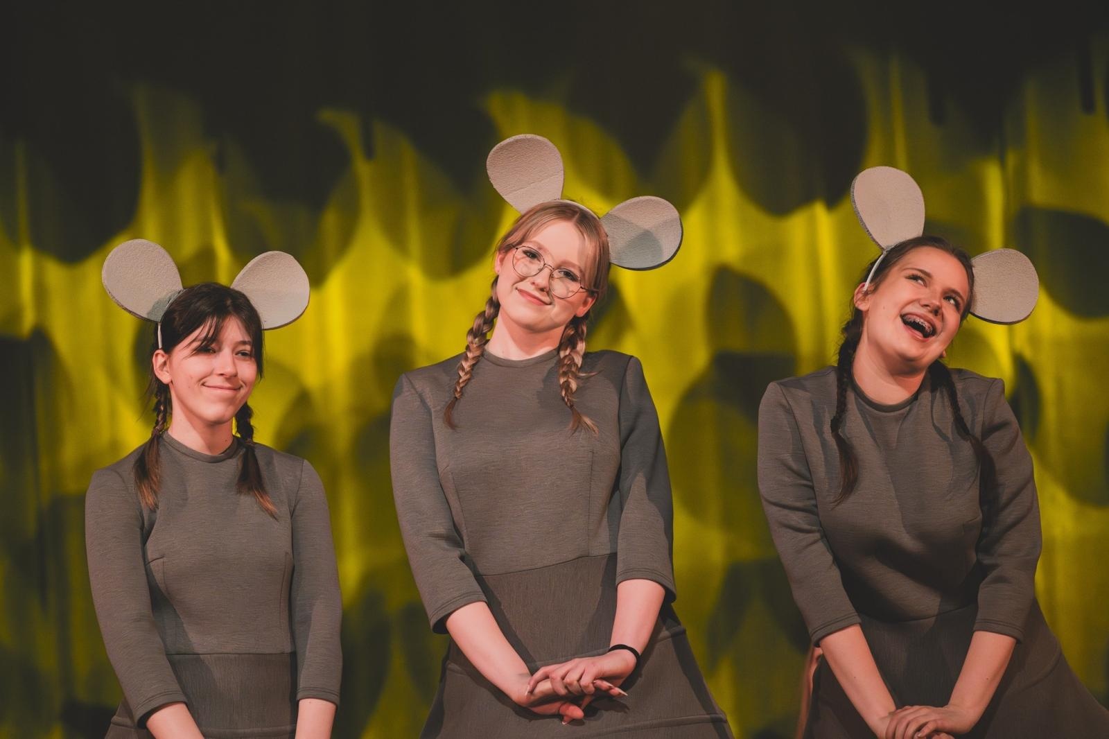 Zdjęcie w galerii na portalu naszwodzislaw.com: Baśniowe spotkanie z teatrem w WCK - Calineczka dla szkół i przedszkoli wiadomości z regionu