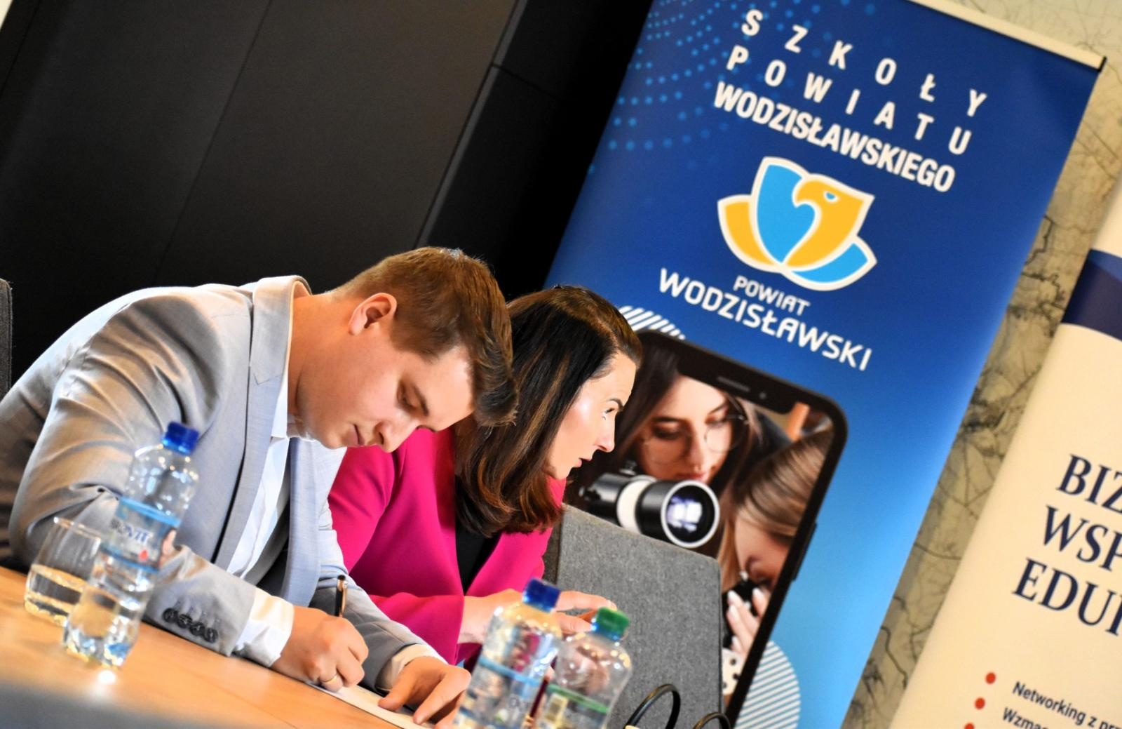 Zdjęcie w galerii na portalu naszwodzislaw.com: Szkoła bliżej biznesu. Powiat Wodzisławski i Izba Gospodarcza z nową inicjatywą wiadomości z regionu