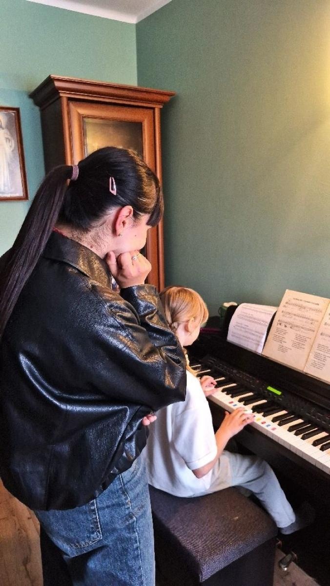 Zdjęcie w galerii na portalu naszwodzislaw.com: Muzyka, emocje i ważne przesłanie. Artyści Łez odwiedzili rodzinę zastępczą wiadomości z regionu