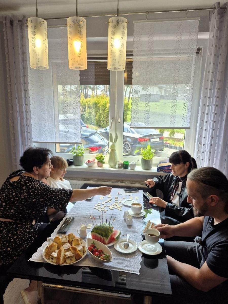 Zdjęcie w galerii na portalu naszwodzislaw.com: Muzyka, emocje i ważne przesłanie. Artyści Łez odwiedzili rodzinę zastępczą wiadomości z regionu