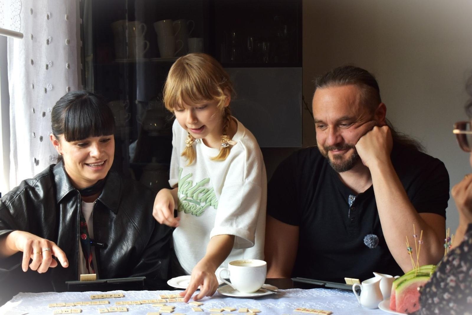 Zdjęcie w galerii na portalu naszwodzislaw.com: Muzyka, emocje i ważne przesłanie. Artyści Łez odwiedzili rodzinę zastępczą wiadomości z regionu