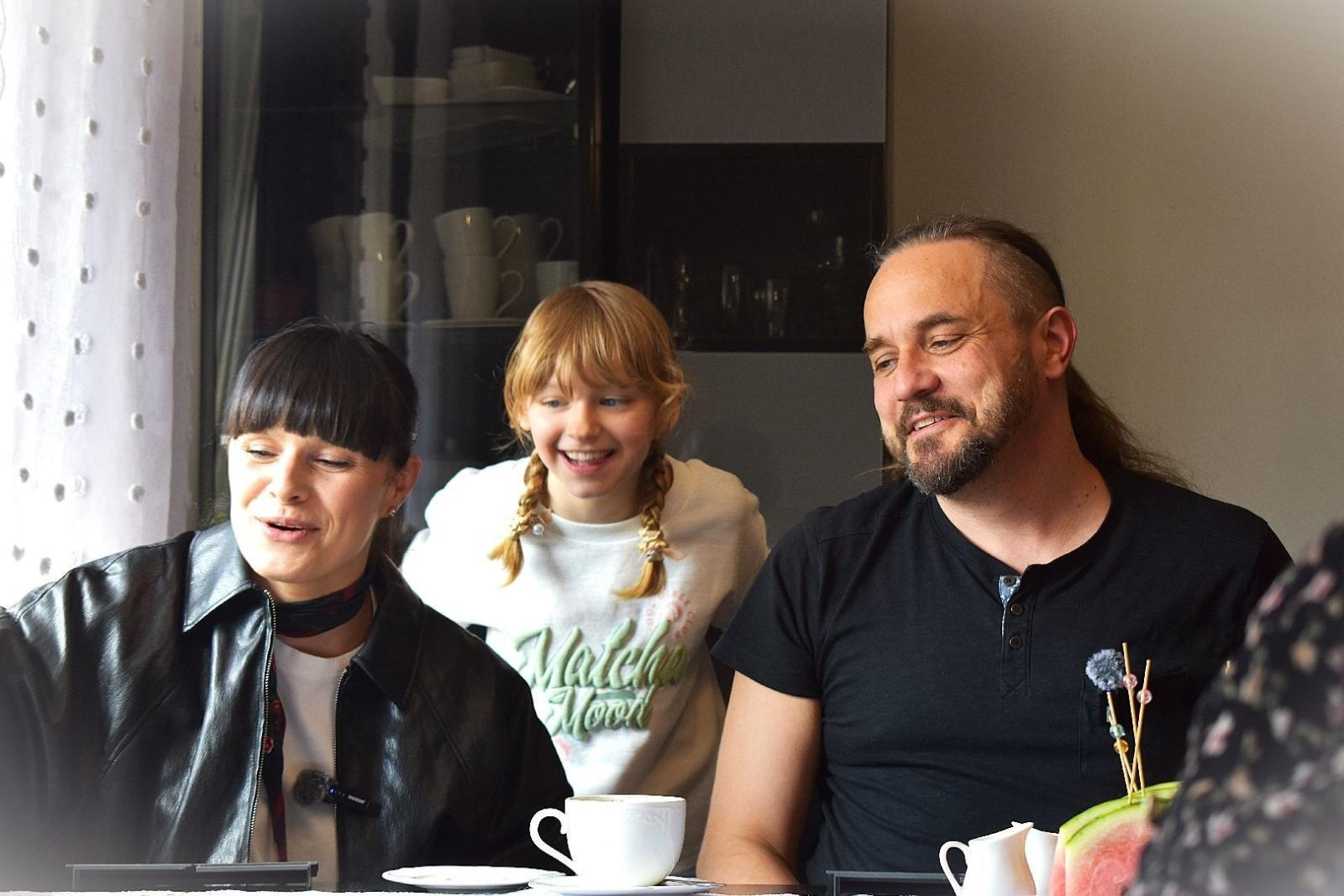 Zdjęcie w galerii na portalu naszwodzislaw.com: Muzyka, emocje i ważne przesłanie. Artyści Łez odwiedzili rodzinę zastępczą wiadomości z regionu