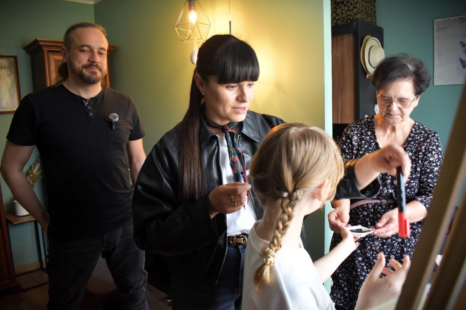 Zdjęcie w galerii na portalu naszwodzislaw.com: Muzyka, emocje i ważne przesłanie. Artyści Łez odwiedzili rodzinę zastępczą wiadomości z regionu