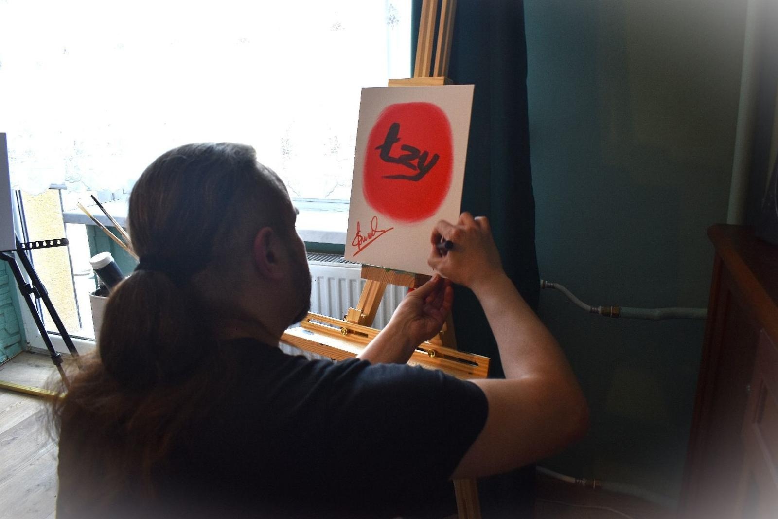 Zdjęcie w galerii na portalu naszwodzislaw.com: Muzyka, emocje i ważne przesłanie. Artyści Łez odwiedzili rodzinę zastępczą wiadomości z regionu