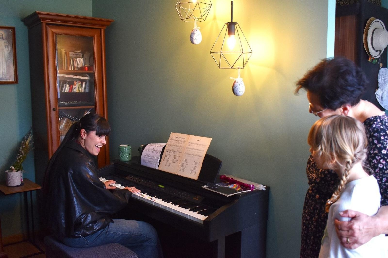 Zdjęcie w galerii na portalu naszwodzislaw.com: Muzyka, emocje i ważne przesłanie. Artyści Łez odwiedzili rodzinę zastępczą wiadomości z regionu