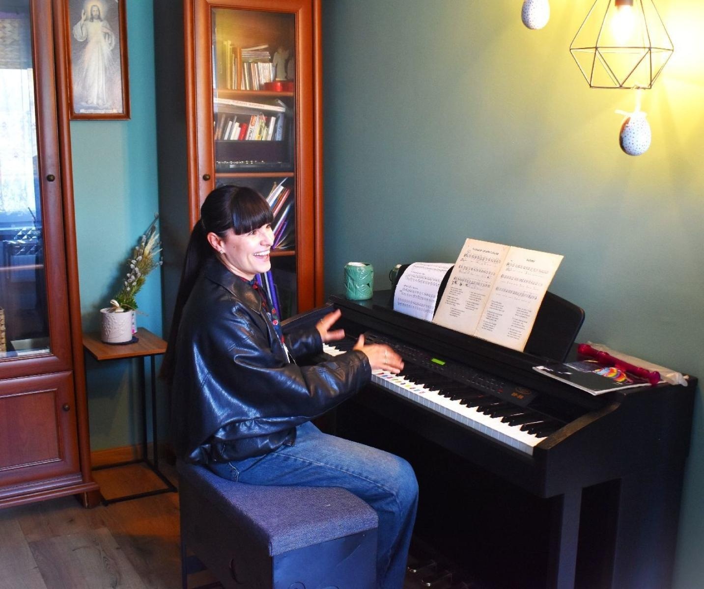 Zdjęcie w galerii na portalu naszwodzislaw.com: Muzyka, emocje i ważne przesłanie. Artyści Łez odwiedzili rodzinę zastępczą wiadomości z regionu