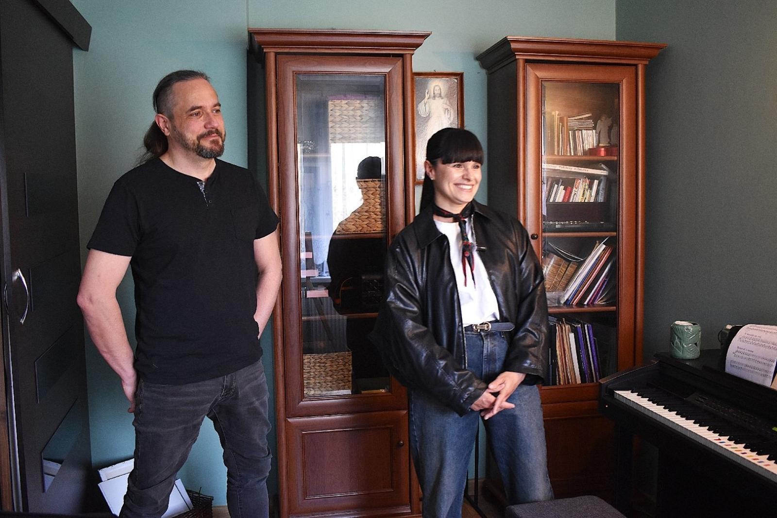 Zdjęcie w galerii na portalu naszwodzislaw.com: Muzyka, emocje i ważne przesłanie. Artyści Łez odwiedzili rodzinę zastępczą wiadomości z regionu