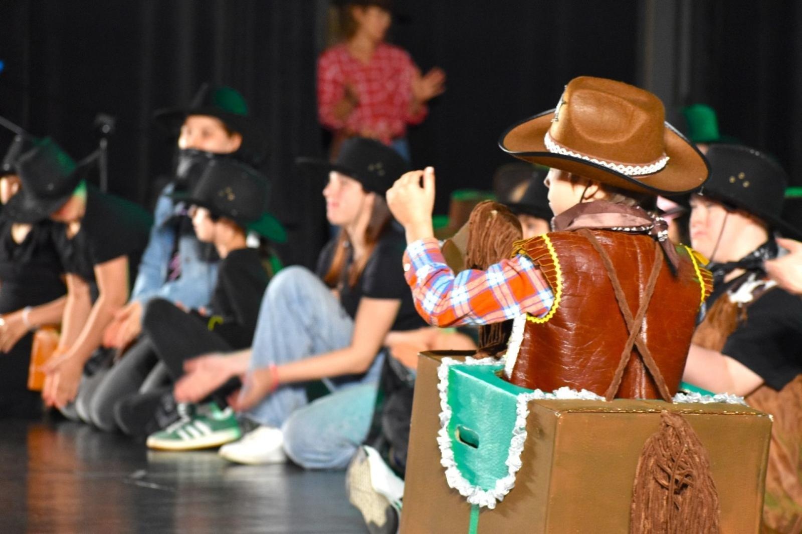 Zdjęcie w galerii na portalu naszwodzislaw.com: Dziki Zachód w rytmie muzyki. Za nami IX Festiwal Karaoke ŚpiewaMY wiadomości z regionu