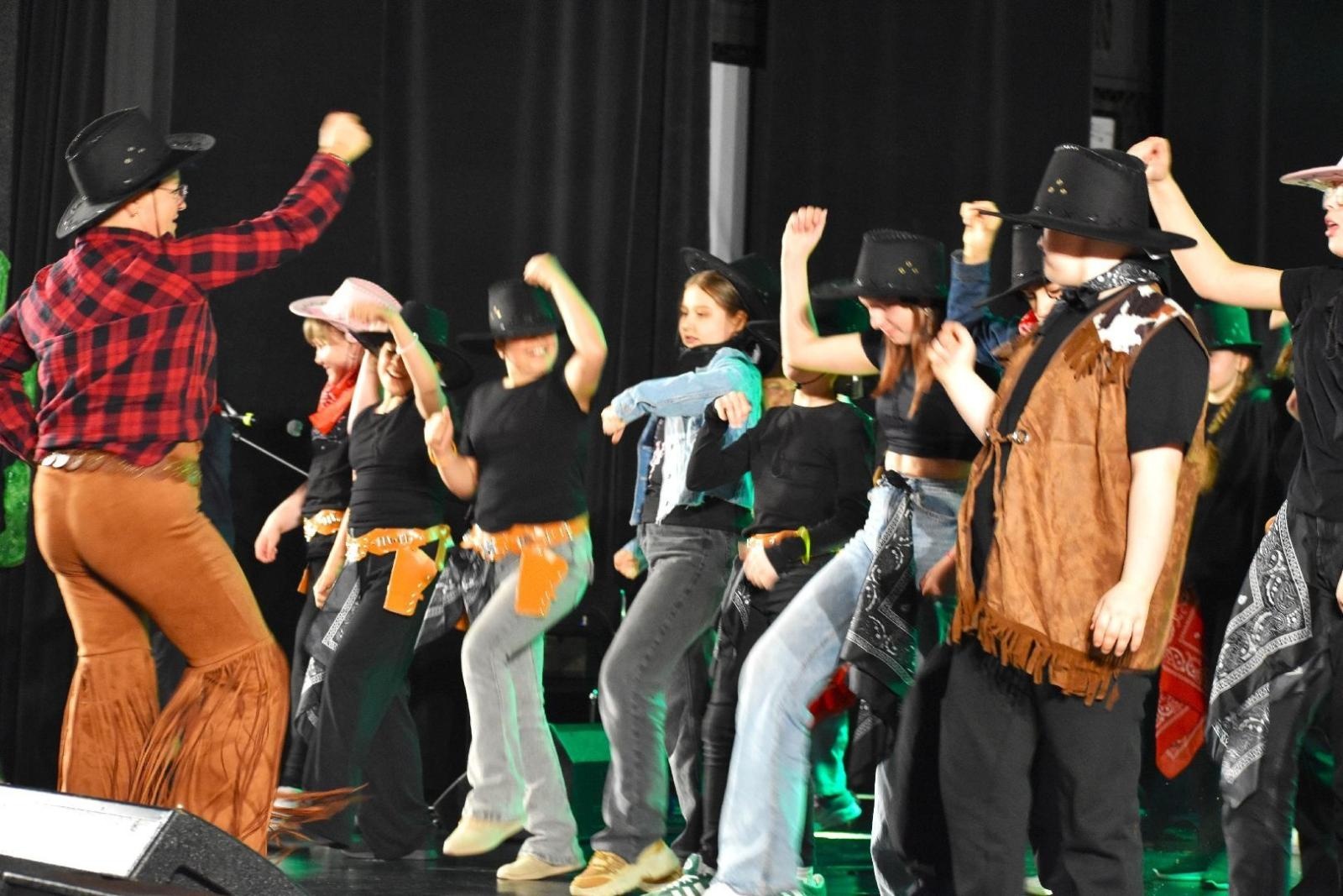 Zdjęcie w galerii na portalu naszwodzislaw.com: Dziki Zachód w rytmie muzyki. Za nami IX Festiwal Karaoke ŚpiewaMY wiadomości z regionu