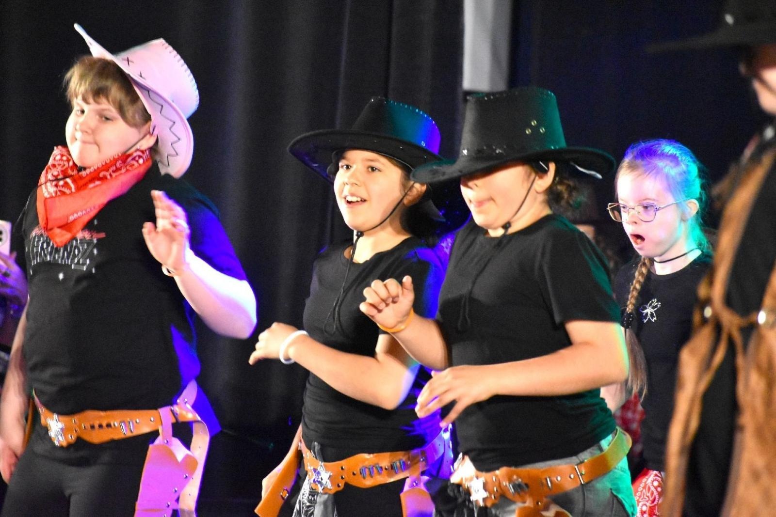 Zdjęcie w galerii na portalu naszwodzislaw.com: Dziki Zachód w rytmie muzyki. Za nami IX Festiwal Karaoke ŚpiewaMY wiadomości z regionu