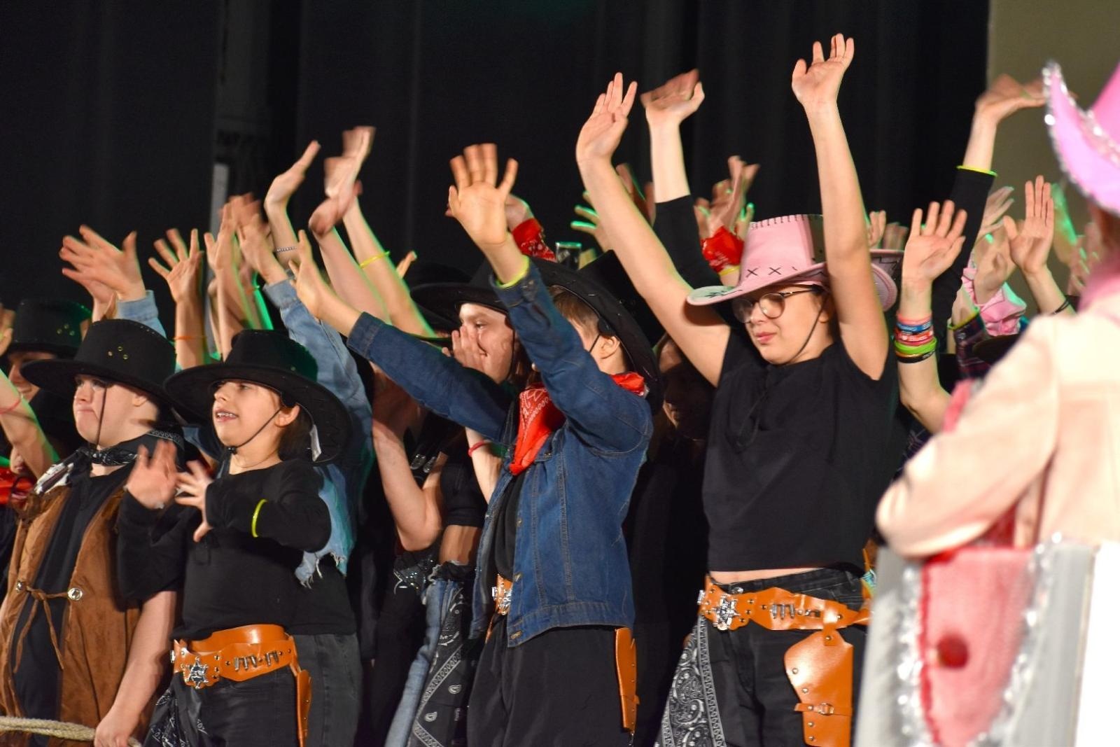 Zdjęcie w galerii na portalu naszwodzislaw.com: Dziki Zachód w rytmie muzyki. Za nami IX Festiwal Karaoke ŚpiewaMY wiadomości z regionu