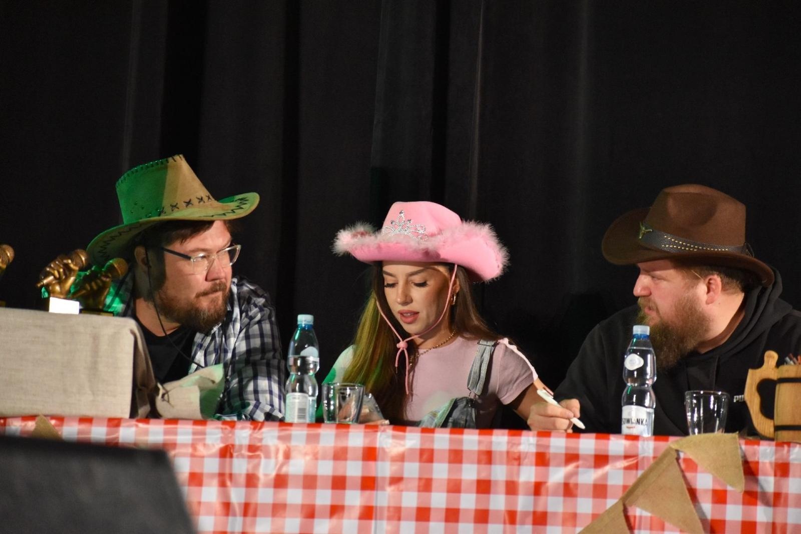 Zdjęcie w galerii na portalu naszwodzislaw.com: Dziki Zachód w rytmie muzyki. Za nami IX Festiwal Karaoke ŚpiewaMY wiadomości z regionu