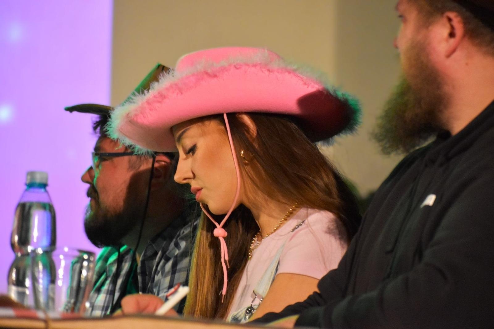 Zdjęcie w galerii na portalu naszwodzislaw.com: Dziki Zachód w rytmie muzyki. Za nami IX Festiwal Karaoke ŚpiewaMY wiadomości z regionu