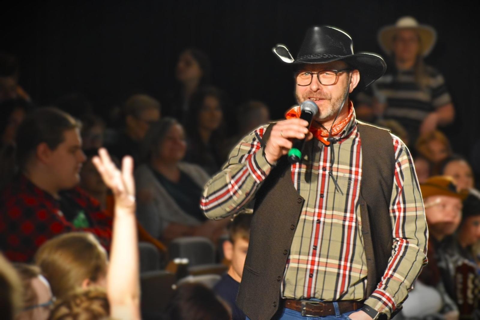 Zdjęcie w galerii na portalu naszwodzislaw.com: Dziki Zachód w rytmie muzyki. Za nami IX Festiwal Karaoke ŚpiewaMY wiadomości z regionu