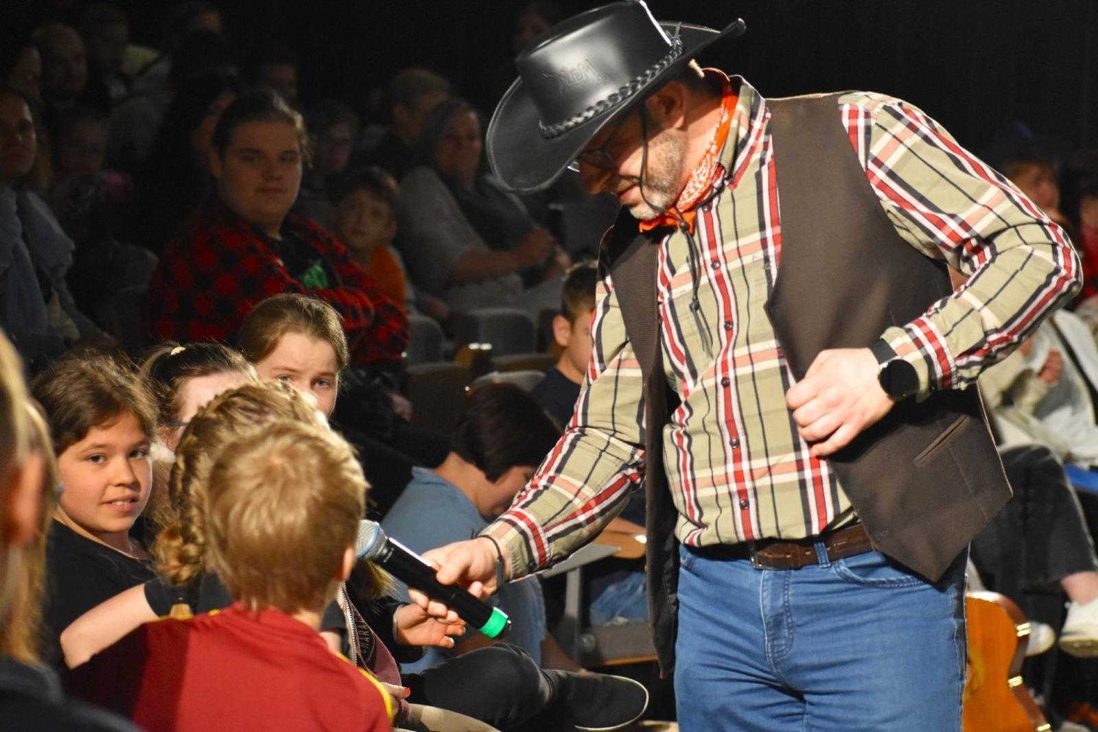 Zdjęcie w galerii na portalu naszwodzislaw.com: Dziki Zachód w rytmie muzyki. Za nami IX Festiwal Karaoke ŚpiewaMY wiadomości z regionu