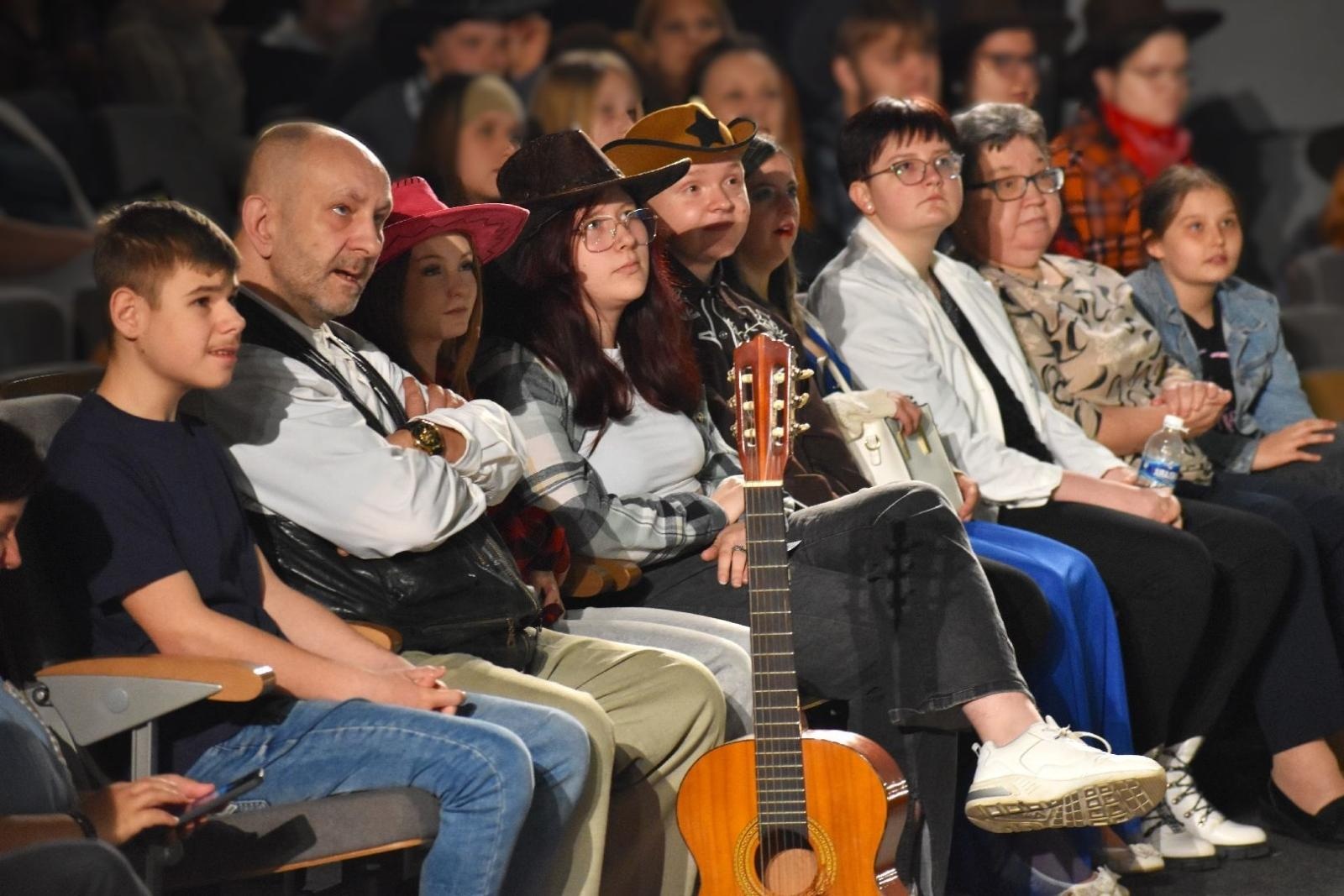 Zdjęcie w galerii na portalu naszwodzislaw.com: Dziki Zachód w rytmie muzyki. Za nami IX Festiwal Karaoke ŚpiewaMY wiadomości z regionu