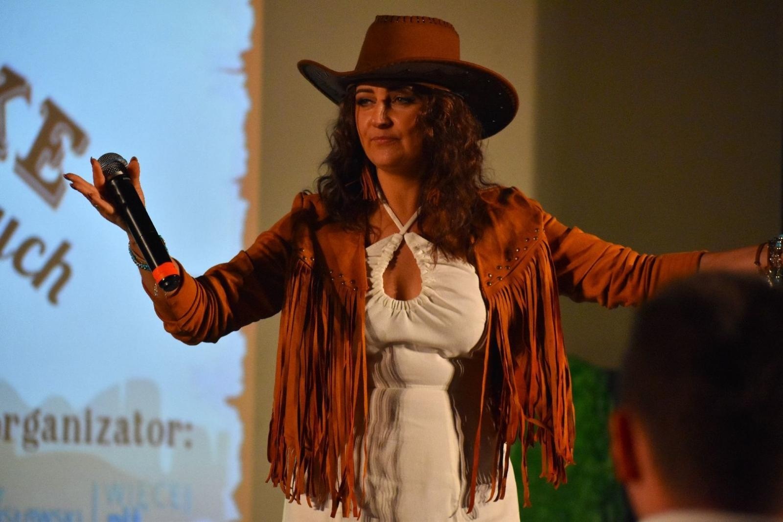 Zdjęcie w galerii na portalu naszwodzislaw.com: Dziki Zachód w rytmie muzyki. Za nami IX Festiwal Karaoke ŚpiewaMY wiadomości z regionu