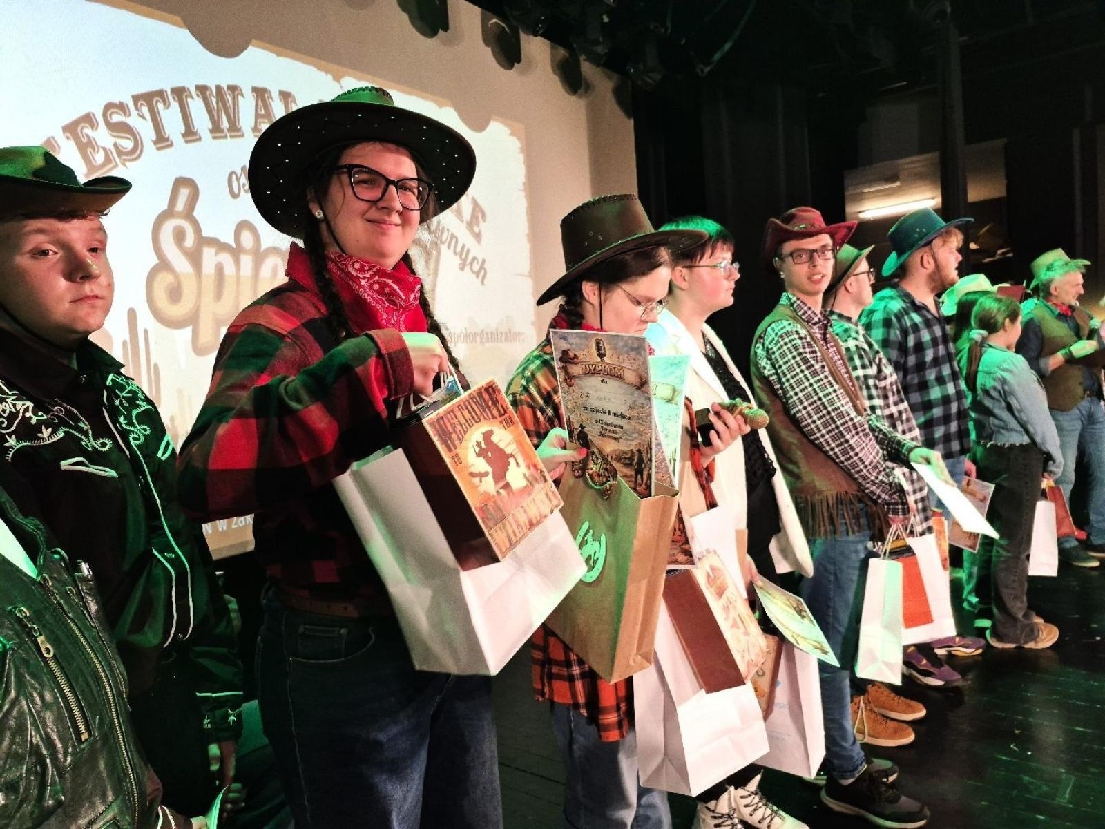 Zdjęcie w galerii na portalu naszwodzislaw.com: Dziki Zachód w rytmie muzyki. Za nami IX Festiwal Karaoke ŚpiewaMY wiadomości z regionu