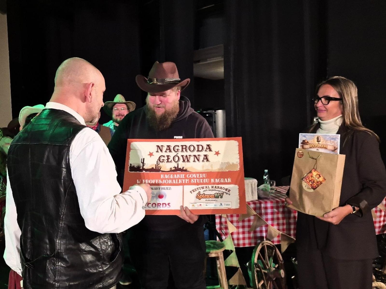 Zdjęcie w galerii na portalu naszwodzislaw.com: Dziki Zachód w rytmie muzyki. Za nami IX Festiwal Karaoke ŚpiewaMY wiadomości z regionu