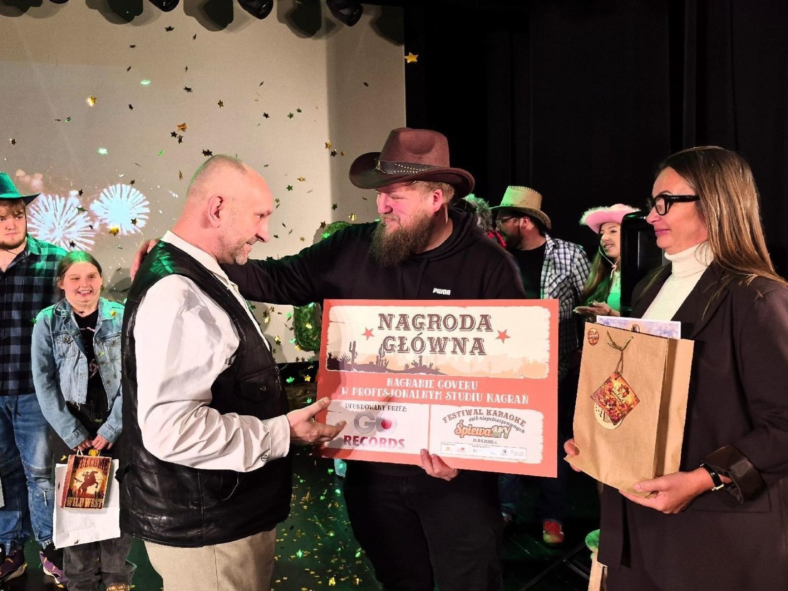 Zdjęcie w galerii na portalu naszwodzislaw.com: Dziki Zachód w rytmie muzyki. Za nami IX Festiwal Karaoke ŚpiewaMY wiadomości z regionu