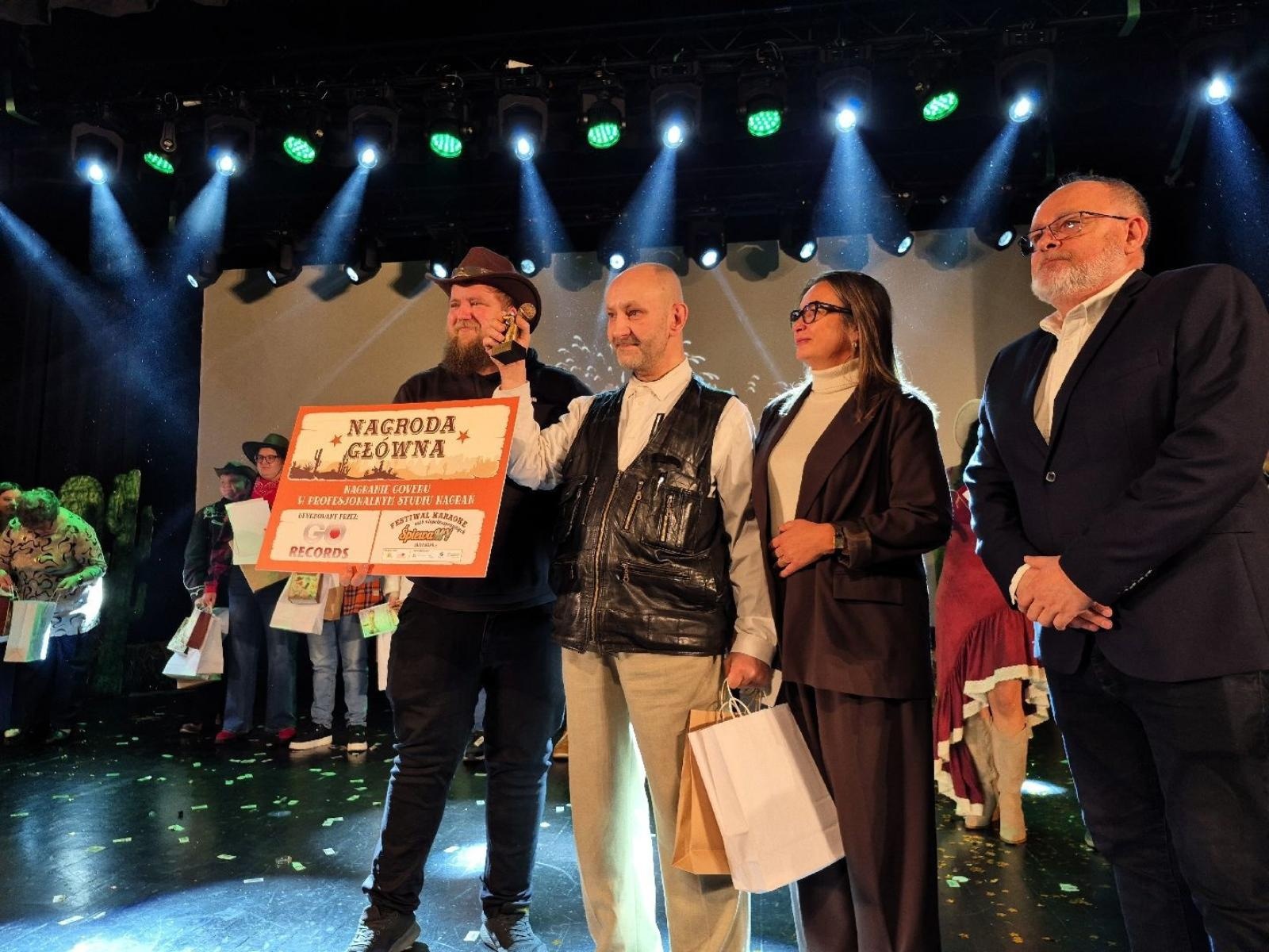 Zdjęcie w galerii na portalu naszwodzislaw.com: Dziki Zachód w rytmie muzyki. Za nami IX Festiwal Karaoke ŚpiewaMY wiadomości z regionu