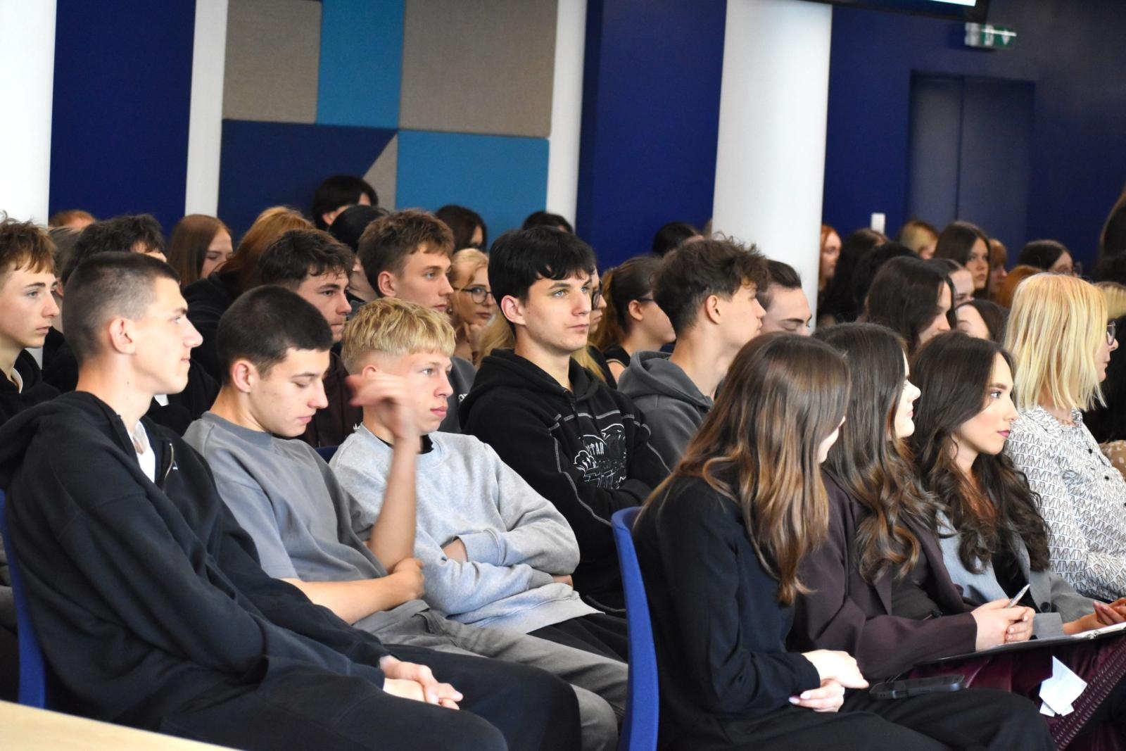 Zdjęcie w galerii na portalu naszwodzislaw.com: Młodzi na starcie kariery. Podsumowano IV edycję Zawodowego Debiutu wiadomości z regionu