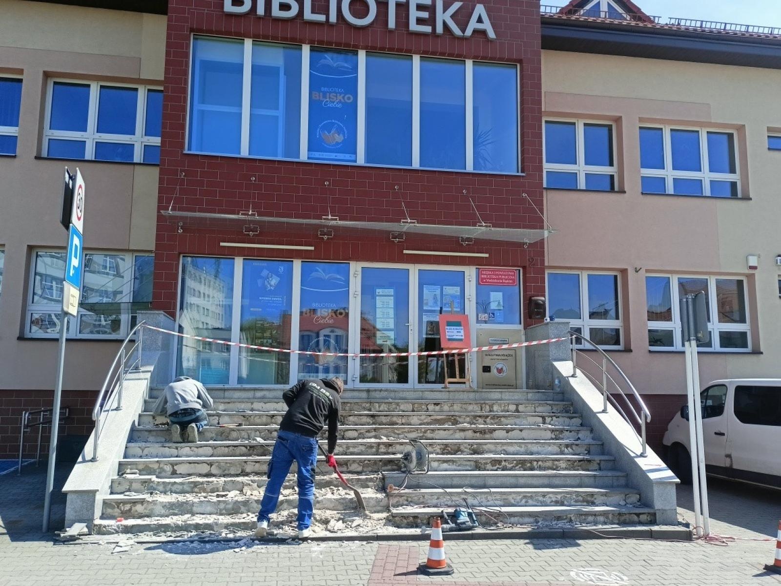 Zdjęcie w galerii na portalu naszwodzislaw.com: Utrudnienia w dostępie do biblioteki z powodu prac remontowych wiadomości z regionu