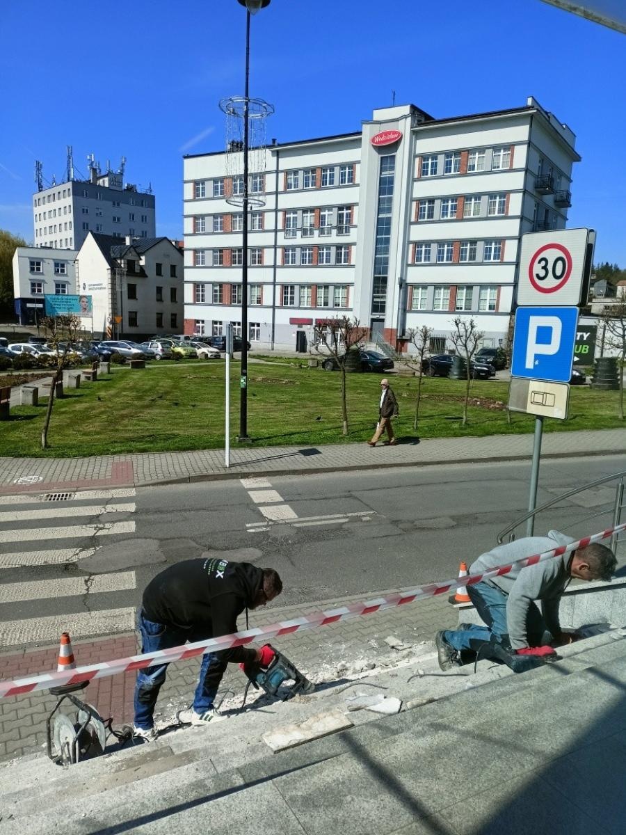 Zdjęcie w galerii na portalu naszwodzislaw.com: Utrudnienia w dostępie do biblioteki z powodu prac remontowych wiadomości z regionu