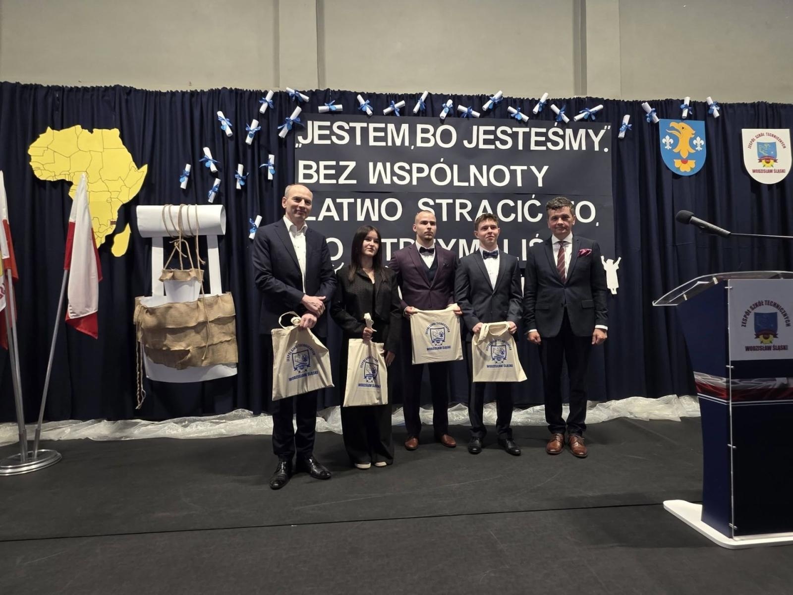 Zdjęcie w galerii na portalu naszwodzislaw.com: Uczniowie z Wodzisławia zmieniają świat. Zebrali pieniądze na studnię w Afryce wiadomości z regionu