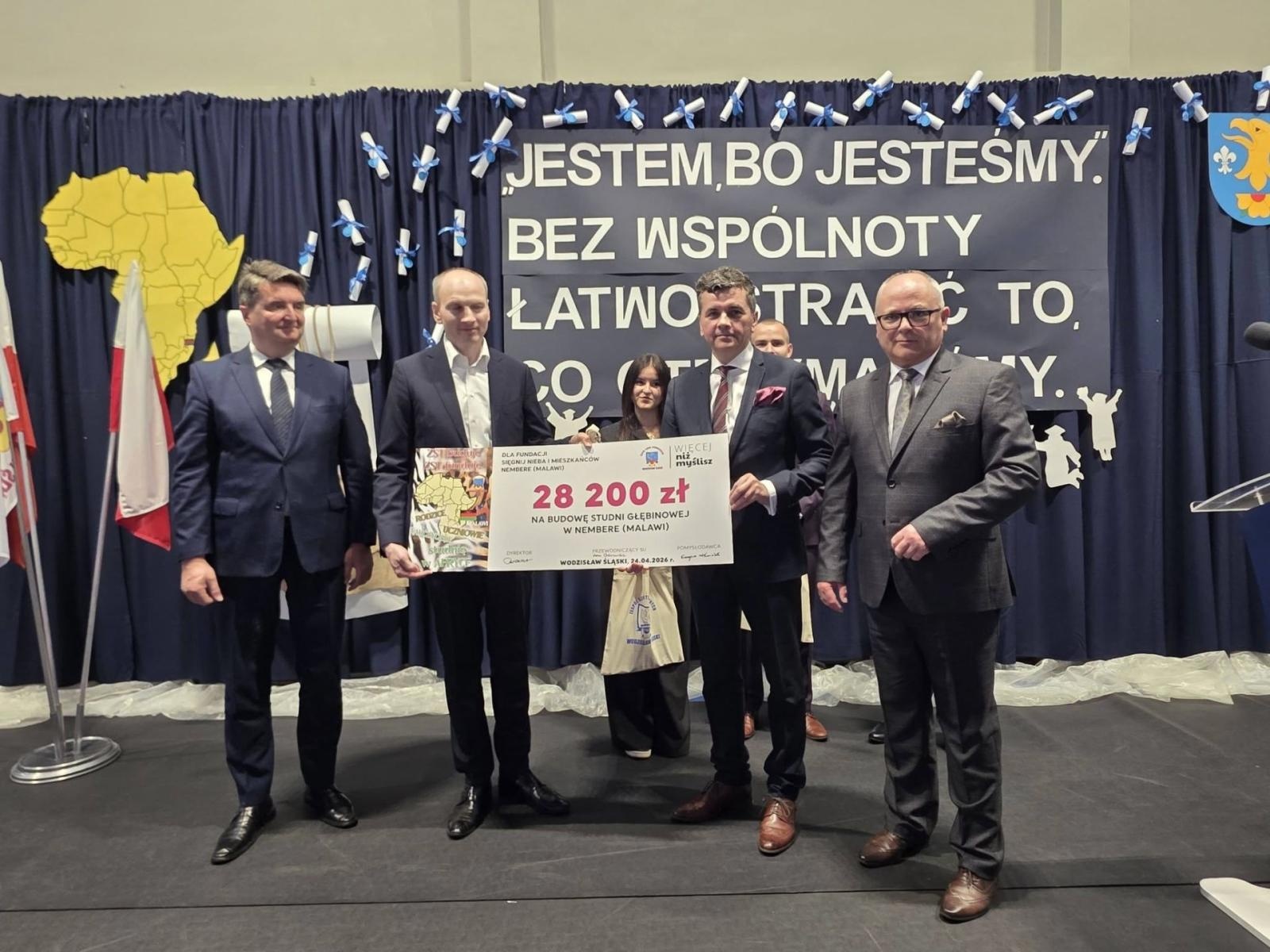 Zdjęcie w galerii na portalu naszwodzislaw.com: Uczniowie z Wodzisławia zmieniają świat. Zebrali pieniądze na studnię w Afryce wiadomości z regionu