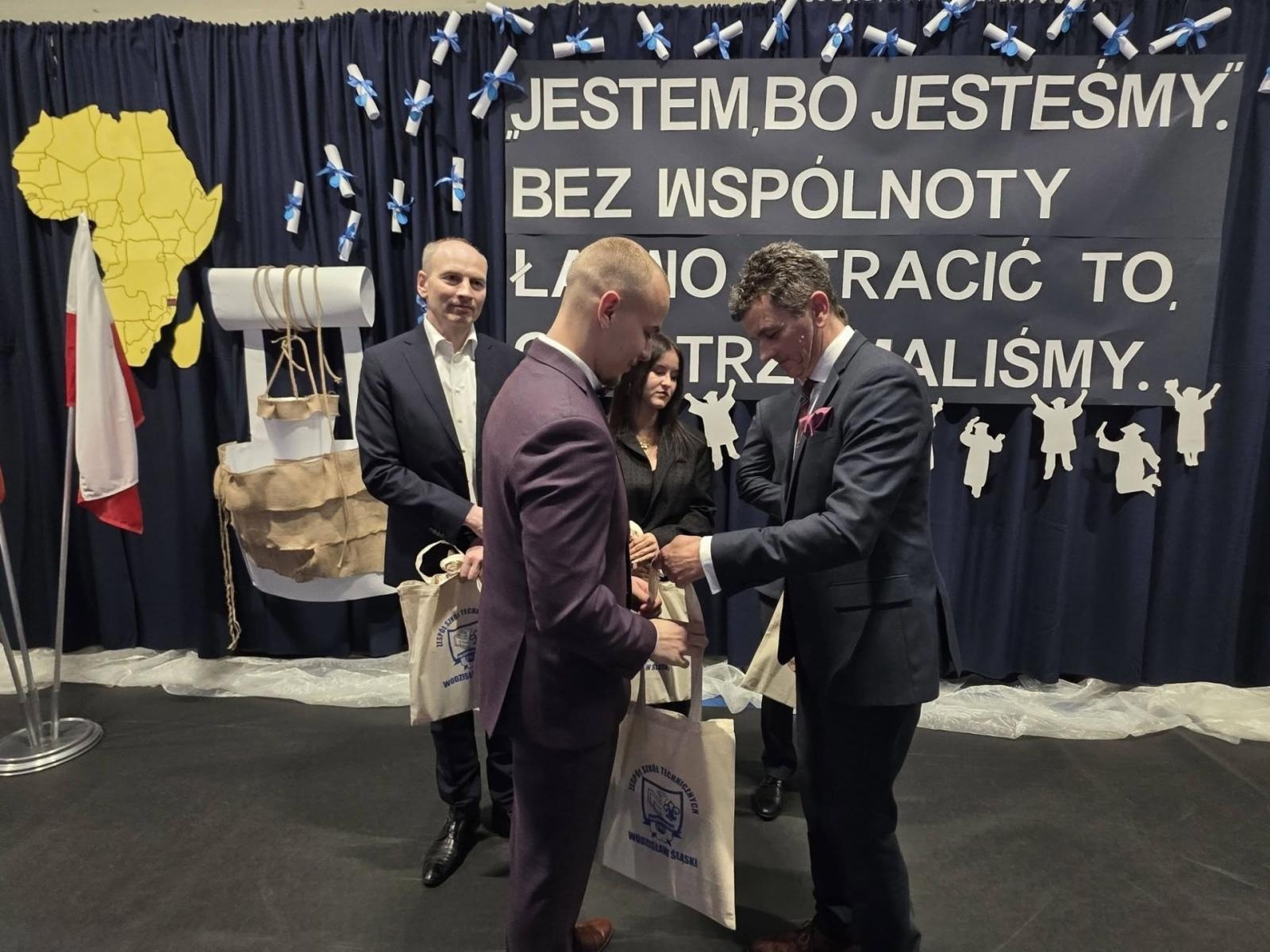 Zdjęcie w galerii na portalu naszwodzislaw.com: Uczniowie z Wodzisławia zmieniają świat. Zebrali pieniądze na studnię w Afryce wiadomości z regionu